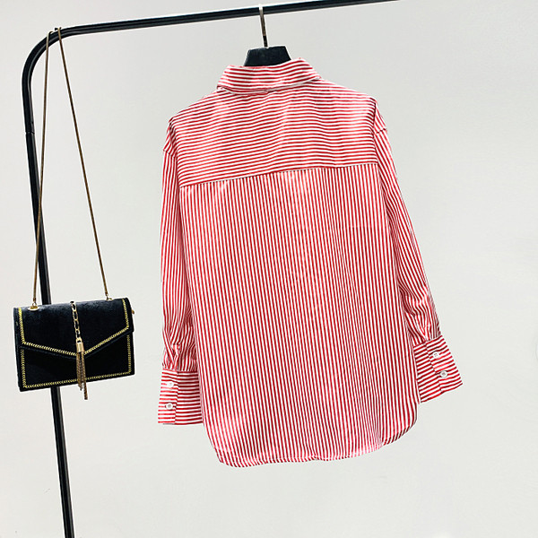 Sieviešu svītraina blūze ar klasisku apkakli un garām piedurknēm