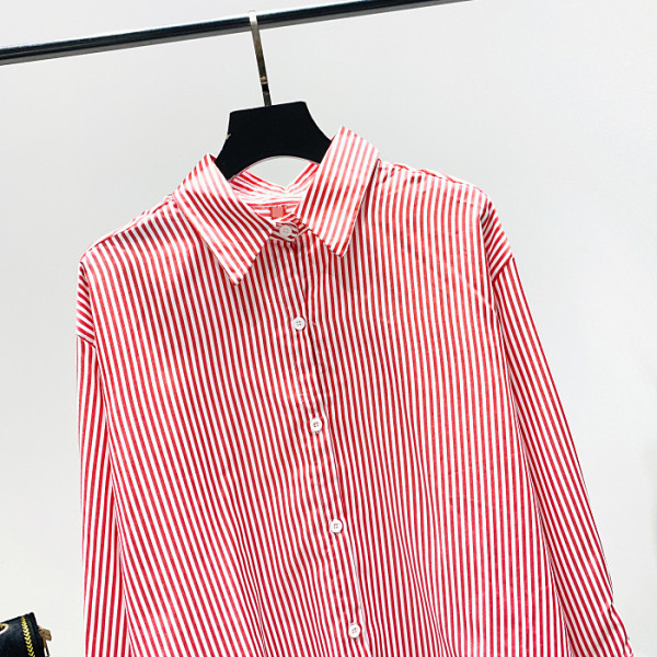 Sieviešu svītraina blūze ar klasisku apkakli un garām piedurknēm