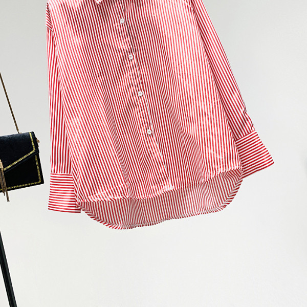 Sieviešu svītraina blūze ar klasisku apkakli un garām piedurknēm