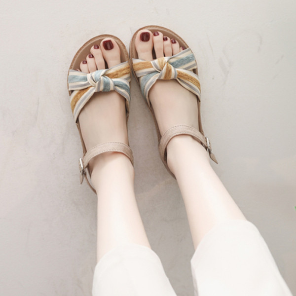 Nyári szandál új modellje textilpánttal és lapos talppal