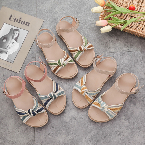 Nyári szandál új modellje textilpánttal és lapos talppal