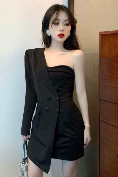 Asimetriska melna sieviešu kleita ar vienu piedurkni