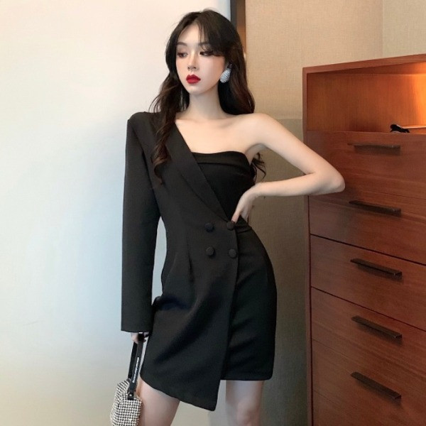 Asimetriska melna sieviešu kleita ar vienu piedurkni