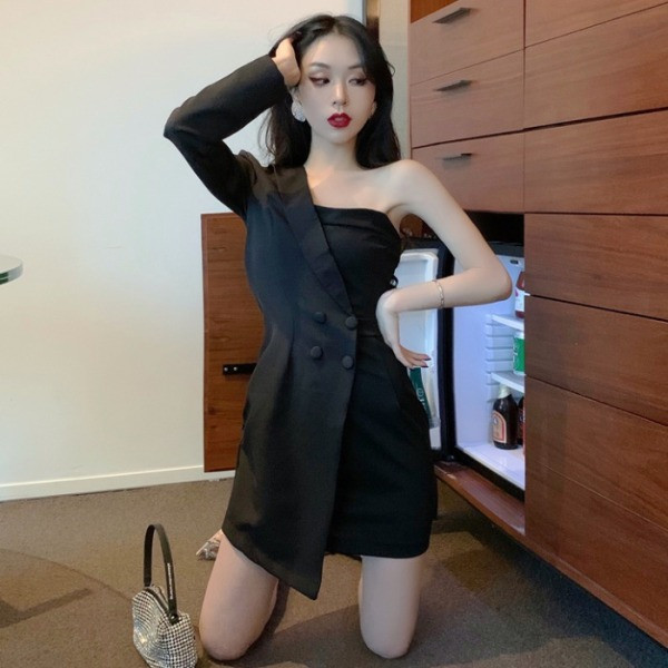 Asimetriska melna sieviešu kleita ar vienu piedurkni