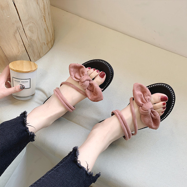 Ikdienas sieviešu sandales ar zamšādas siksnām un lenti