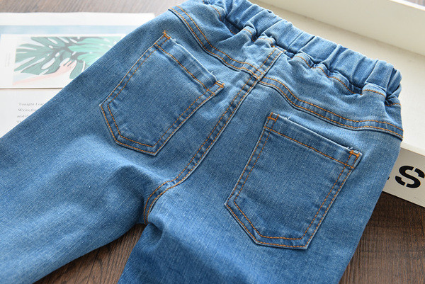 Šiuolaikiški vaikiški džinsai su siuvinėjimais ir plėšytais motyvais mergaitėms