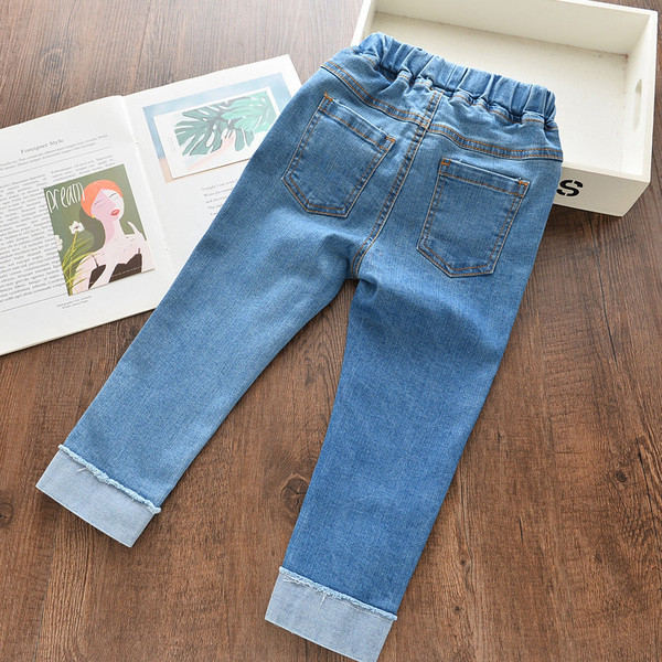 Šiuolaikiški vaikiški džinsai su siuvinėjimais ir plėšytais motyvais mergaitėms