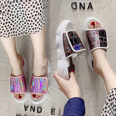 Šiuolaikinės moteriškos šlepetės su lipduku ir aukštu padu