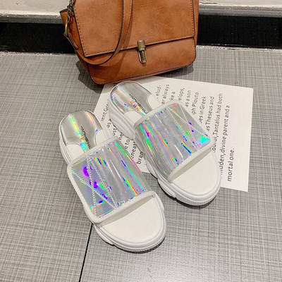 Šiuolaikinės moteriškos šlepetės su lipduku ir aukštu padu