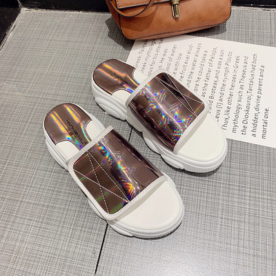 Šiuolaikinės moteriškos šlepetės su lipduku ir aukštu padu