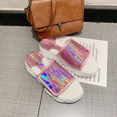 Šiuolaikinės moteriškos šlepetės su lipduku ir aukštu padu