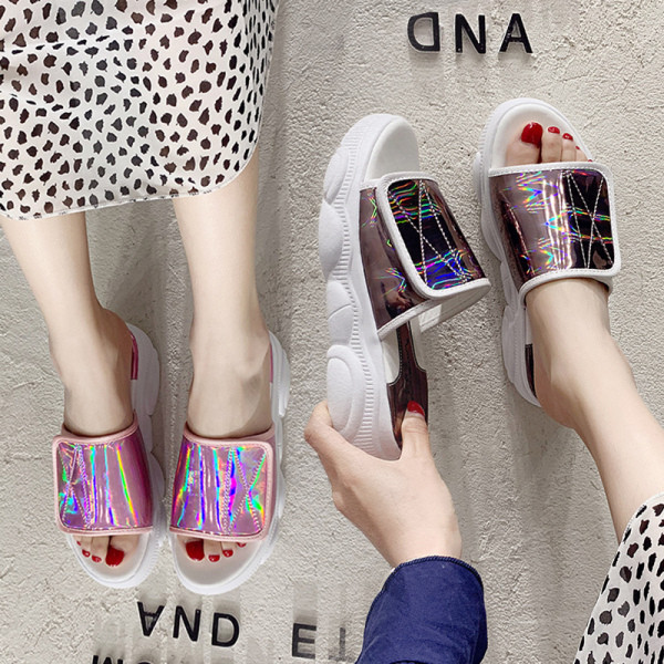 Šiuolaikinės moteriškos šlepetės su lipduku ir aukštu padu