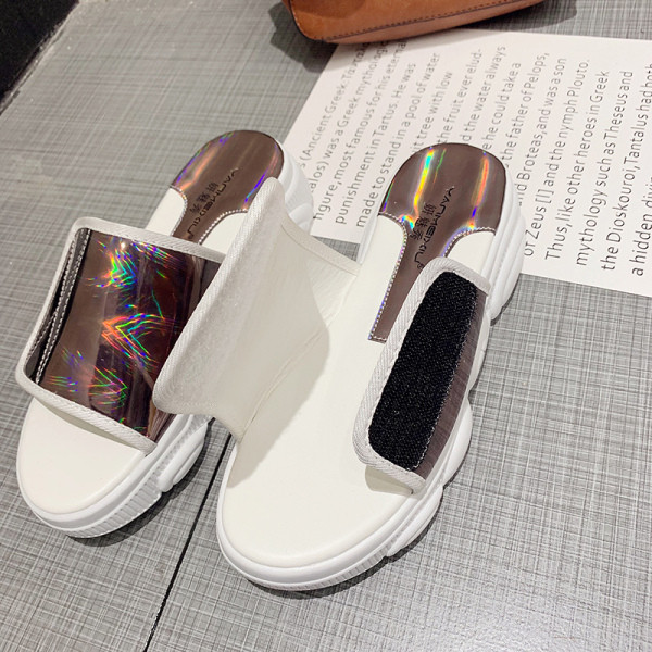 Šiuolaikinės moteriškos šlepetės su lipduku ir aukštu padu