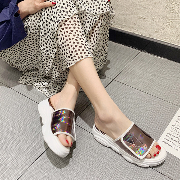 Šiuolaikinės moteriškos šlepetės su lipduku ir aukštu padu