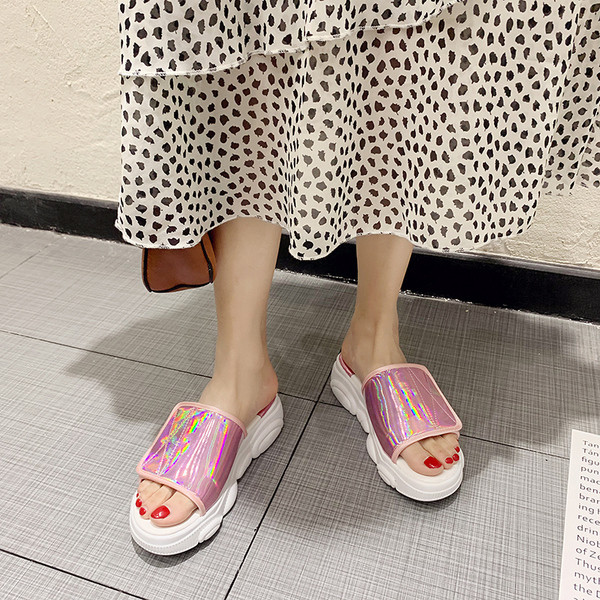 Šiuolaikinės moteriškos šlepetės su lipduku ir aukštu padu