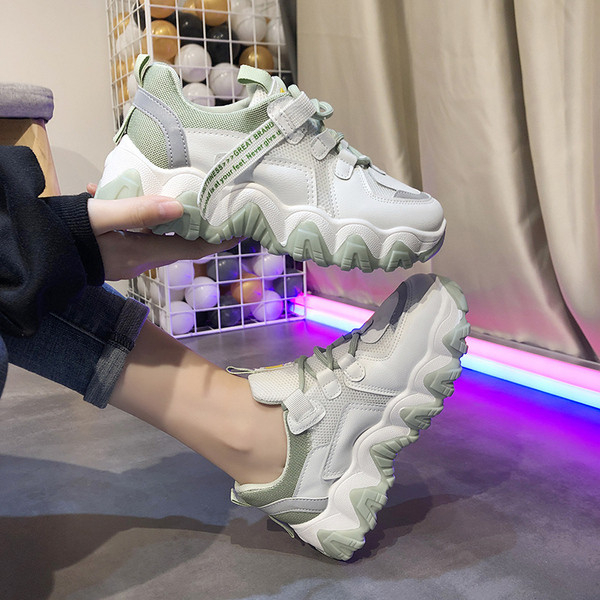 Jauns modernu kedu modelis no eko ādas un tekstila ar raupju zoli