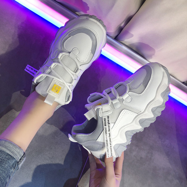 Jauns modernu kedu modelis no eko ādas un tekstila ar raupju zoli