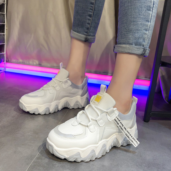 Jauns modernu kedu modelis no eko ādas un tekstila ar raupju zoli