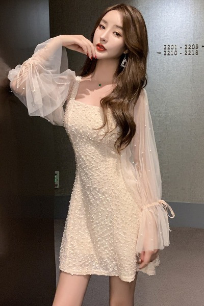 Elegantne tülli ja pärliga varrukatega naiste kleit