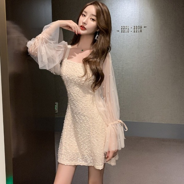 Elegantne tülli ja pärliga varrukatega naiste kleit