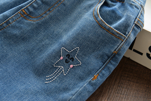 Mūsdienīgi gari bērnu džinsi ar izšuvumu meitenēm