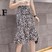 Modernus moteriškas sijonas aukštu juosmeniu ir leopardo raštu