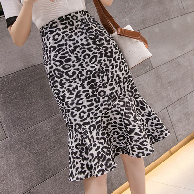 Modernus moteriškas sijonas aukštu juosmeniu ir leopardo raštu