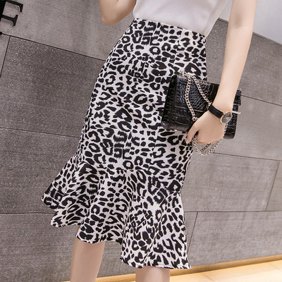 Modernus moteriškas sijonas aukštu juosmeniu ir leopardo raštu