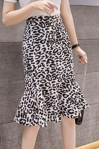 Modernus moteriškas sijonas aukštu juosmeniu ir leopardo raštu