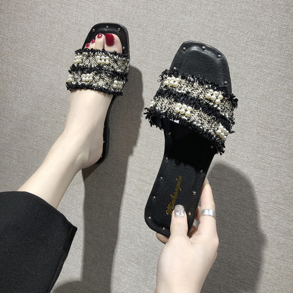 Moteriškos šlepetės plokščiu padu ir perlų elementu