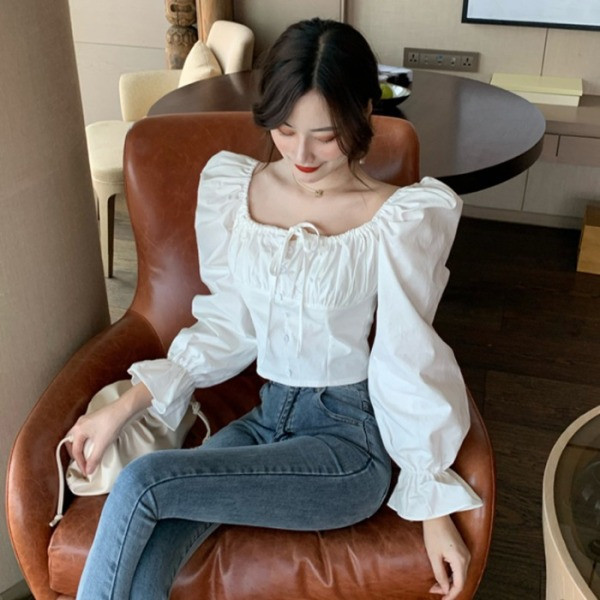 Pavasariniai moteriški marškiniai su kvadratine iškirpte ir kaklaraiščiais