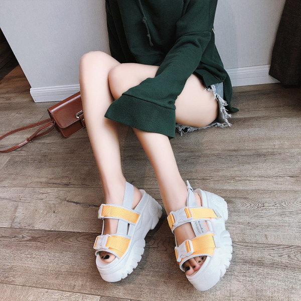 Jauns sieviešu sandaļu modelis ar augstu krāsainu zoli