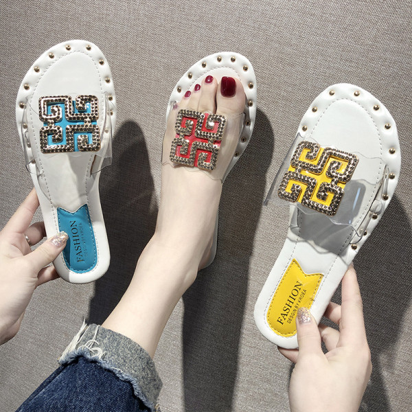 Ženske papuče s ravnim potplatom i metalnom kopčom