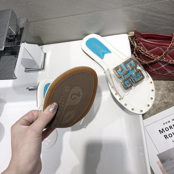 Ženske papuče s ravnim potplatom i metalnom kopčom