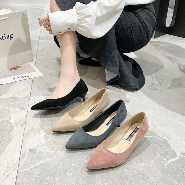 Moteriški laisvalaikio batai smailaus modelio žemakulniais