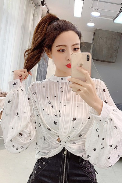 Moderns sieviešu krekls ar ovālu kakla izgriezumu un zvaigžņu apdruku