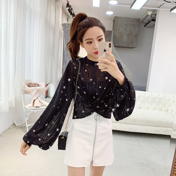 Moderns sieviešu krekls ar ovālu kakla izgriezumu un zvaigžņu apdruku