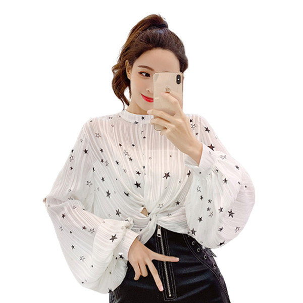 Moderns sieviešu krekls ar ovālu kakla izgriezumu un zvaigžņu apdruku