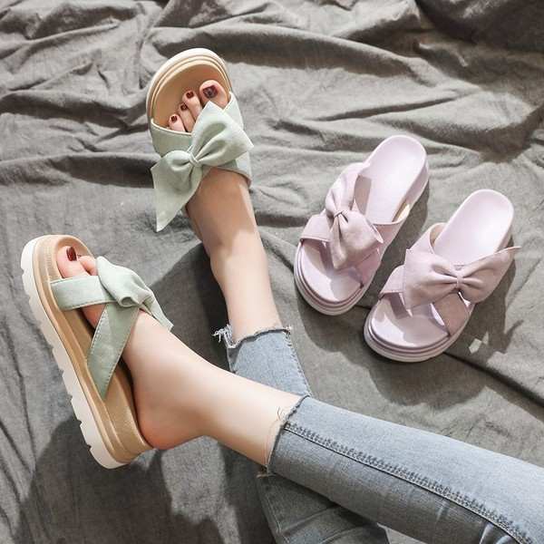 Női papucsok új modellje, eco velúrból készült emelvényes és pántokkal