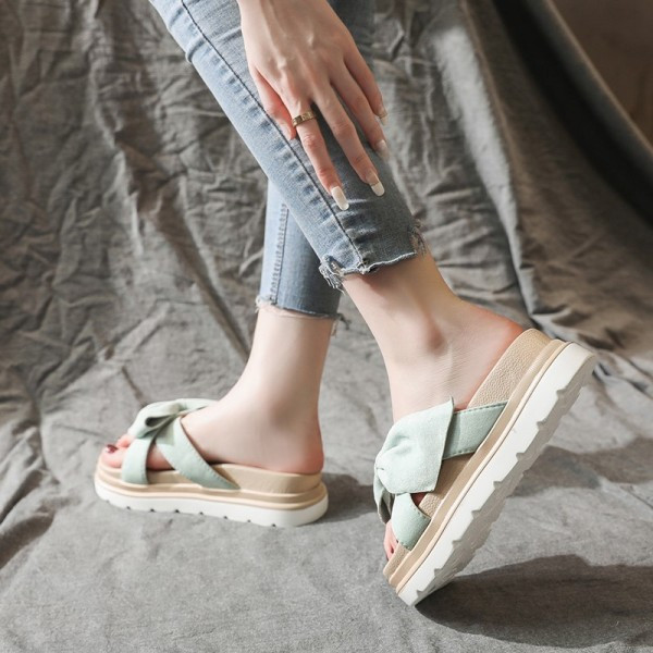 Női papucsok új modellje, eco velúrból készült emelvényes és pántokkal