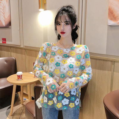 Pavasara sieviešu blūze ar ovālu kakla izgriezumu un vizuļiem