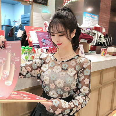 Pavasara sieviešu blūze ar ovālu kakla izgriezumu un vizuļiem