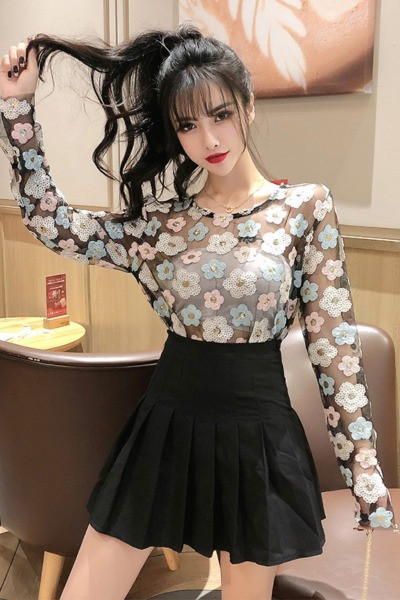 Pavasara sieviešu blūze ar ovālu kakla izgriezumu un vizuļiem