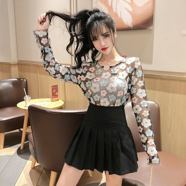 Pavasara sieviešu blūze ar ovālu kakla izgriezumu un vizuļiem