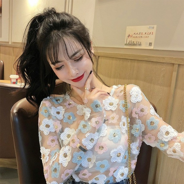 Pavasara sieviešu blūze ar ovālu kakla izgriezumu un vizuļiem