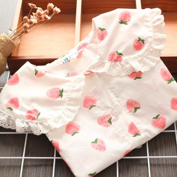 Mūsdienīgs bērnu krekls ar ovālu zemeņu kakla izgriezumu meitenēm