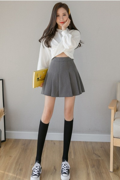 Izrezana ženska kratka suknja s visokim strukom