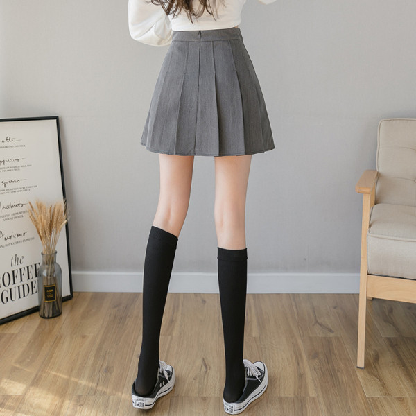 Izrezana ženska kratka suknja s visokim strukom