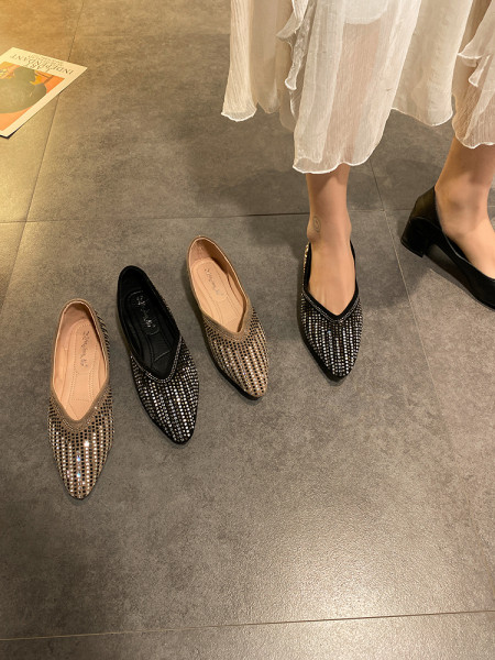 Sieviešu ikdienas apavi ar plakanu zoli un akmeņiem - smails modelis