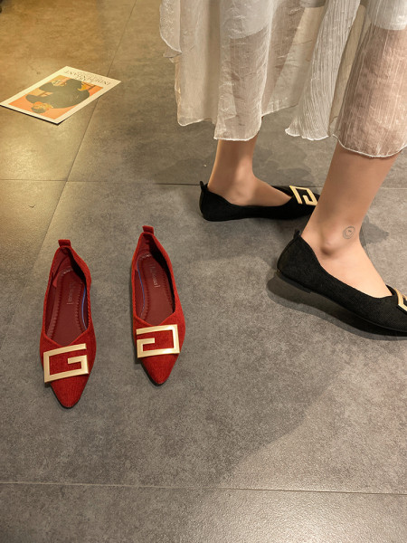 Mūsdienīgi sieviešu apavi ar plakanu zoli un metāla elementu